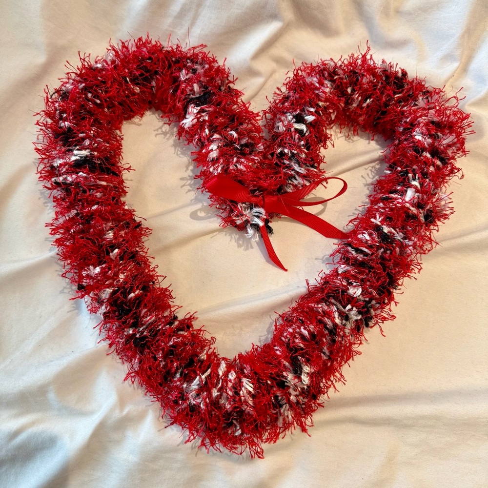 ♥️ Hawaiian Lei red Eyelash Yarn black white Ribbon 36” aloha Hawaii floral